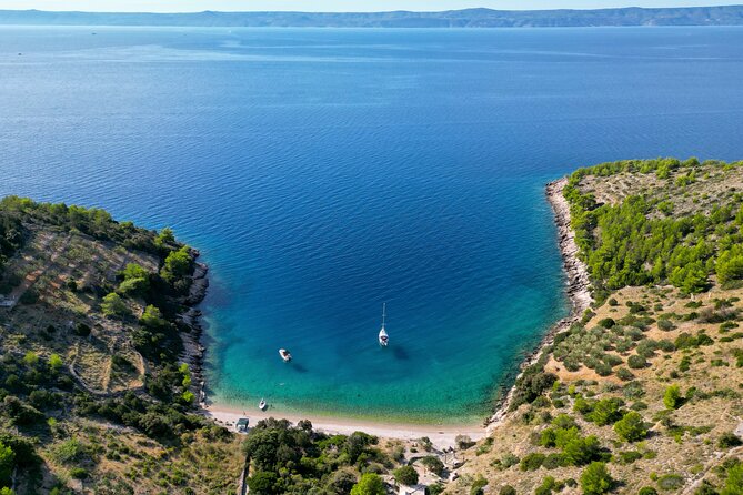 3 Islands Speedboat Tour: Golden Horn, Blue Lagoon & Jelsa Town - Entering Brac by sea, not by road