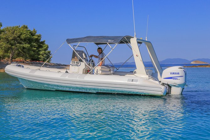 Adventurous Blue and Green Cave group tour - Palmižana Bay and Laganini Beach Club: the long landing zone
