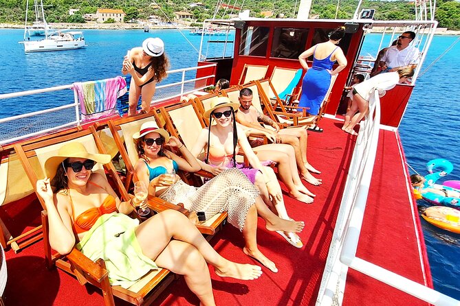All-Inclusive Blue Lagoon & 3 Island Boat Tour with Food & Drinks - Stop 1: Maslinica on Šolta Island, Breakfast Cruise and a Real Harbor Break