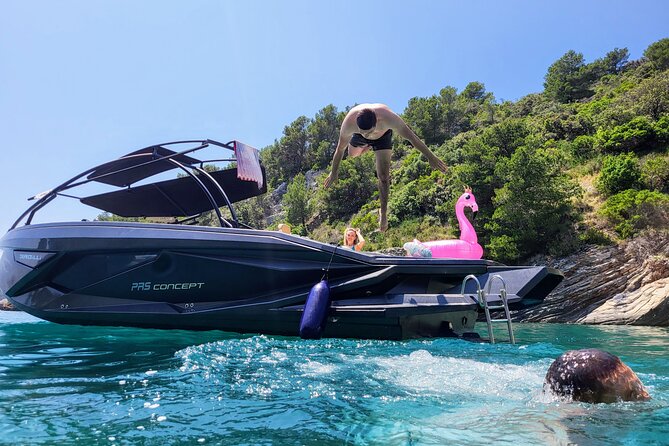 Blue Cave & Hvar, 5 Islands Speedboat with Luxury Seats in Shade - Shaded speedboat to five islands, the practical appeal