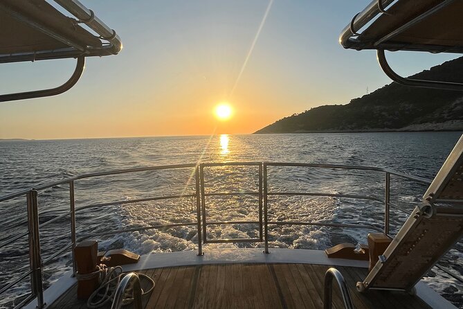Boat Tour at Delfina Hvar - Entering the day: the route starts from Hvar’s south coast