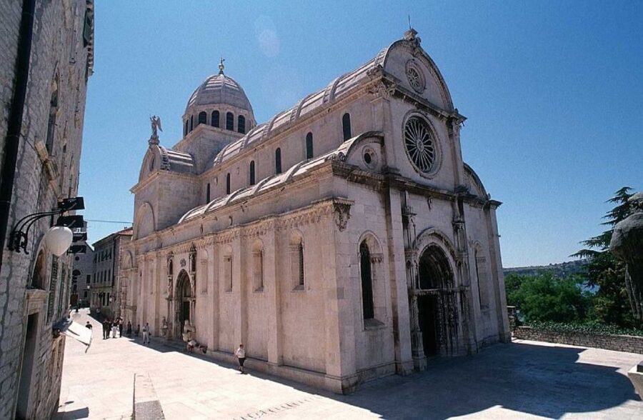 Dalmatian Delights: Food & Wine Tour from Split or Trogir - Dinner at the ranch: prosciutto, cheese, olives, and peka or barbecue