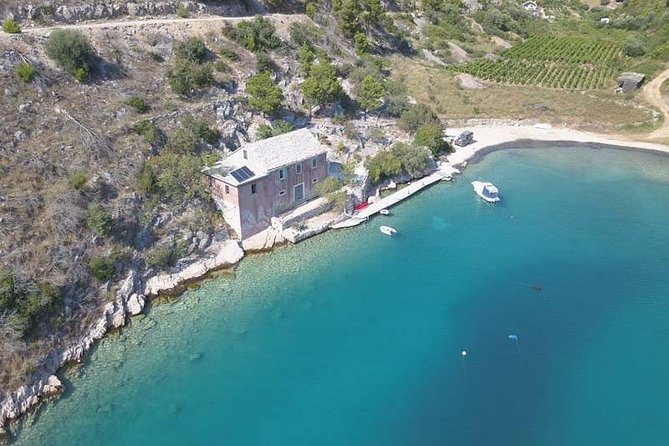 Feel and Taste island Brac with local experts - island adventure to remember - The 4WD military jeep makes the island feel like an adventure