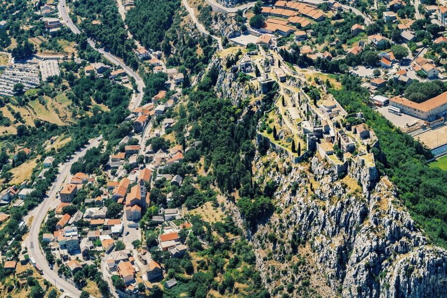 From Sinj: Panoramic Flight over Split - Marjan and the city turn: what you should watch for from your seat