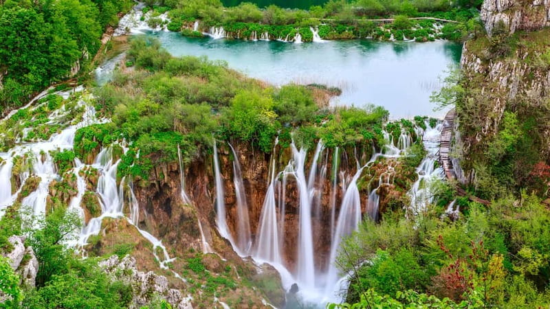 From Split: Plitvice Lakes Guided tour - A long drive from Split or Trogir, made easier with expert facts en route