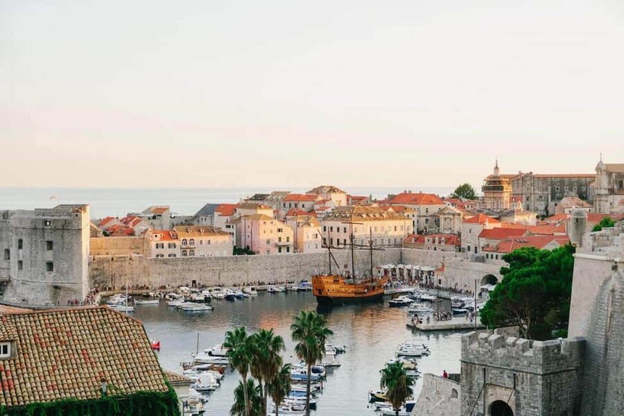 From Split/Trogir: Dubrovnik Guided Tour with a Stop in Ston - The big idea: Dubrovnik ramparts plus Ston’s fortress views