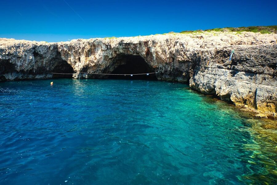 Hvar:Blue & Grenn Cave and Vis Island Private Speedboat Tour - Lunch on Vis: sea views, local food, and a key detail