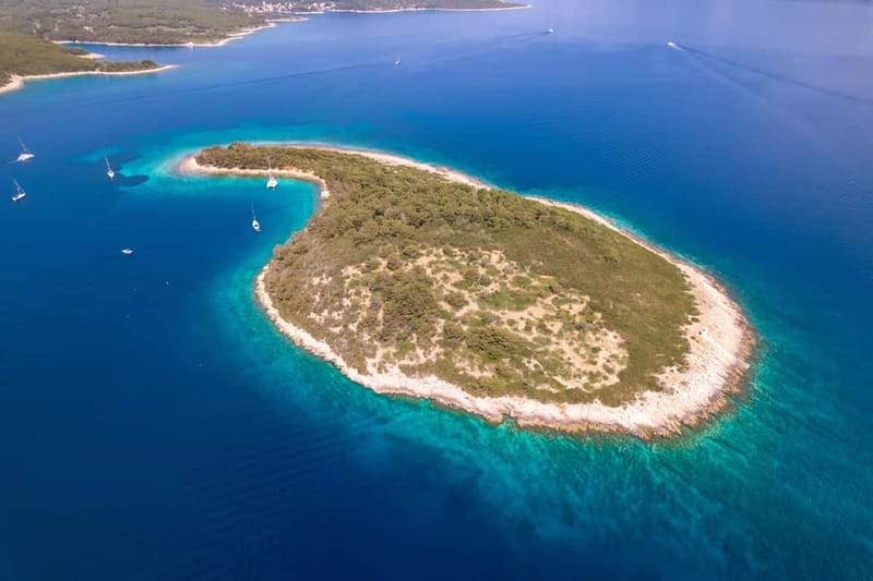 Makarska: 3-island Speedboat Cave & Blue Lagoon Tour - Jelsa on northern Hvar: town time with a coffee break