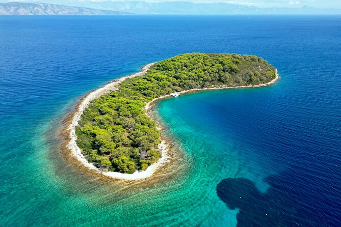 Makarska: 3-Island Speedboat Tour with Cave and Blue Lagoon - Speedboat comfort, life jackets, and the reality of ocean time