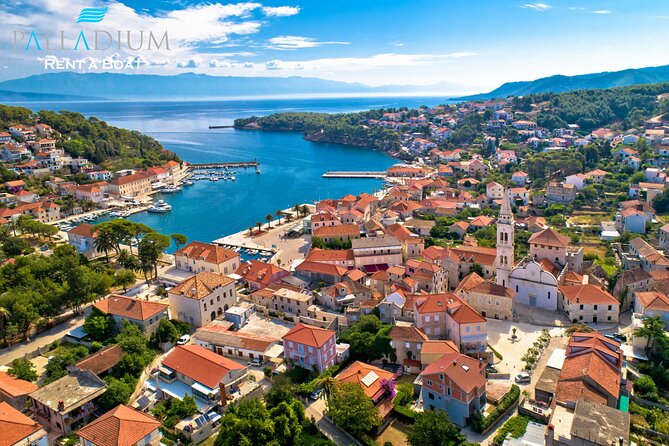 Makarska: 3 Island Speedboat Tour with Little Blue Cave & Lagoon - Jelsa on Hvar: the hour that turns a boat tour into a full day