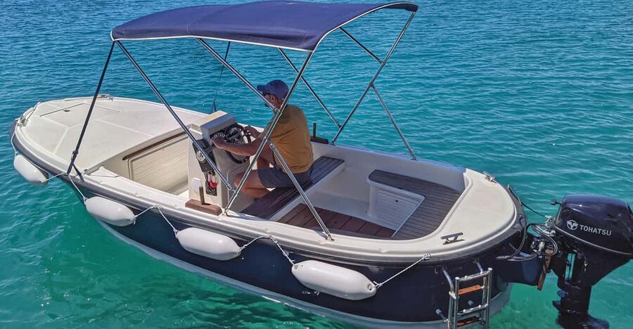 Makarska: Discover coastal area with Betina 500 - Betina 500 setup: 10 HP Tohatsu, steering wheel, and swim-friendly features
