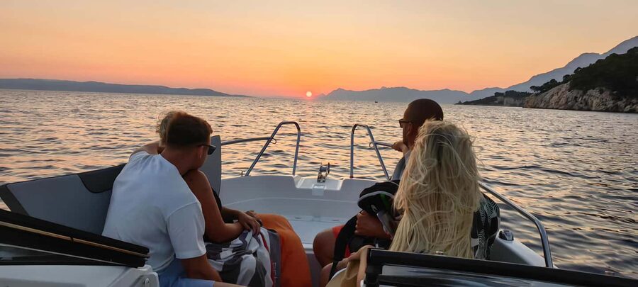 Makarska: Speedboat Sunset Tour to hidden bay on island Brač - Leaving Makarska Riviera by speedboat, up close to the coastline