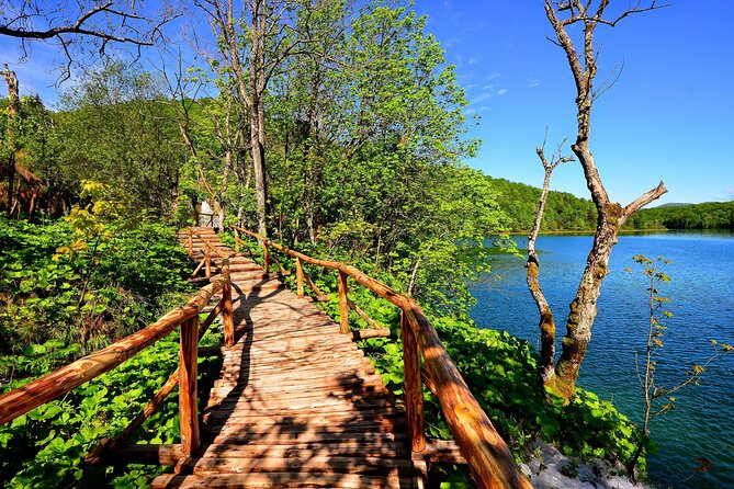 Plitvice Lakes National Park Admission Ticket - Walking the waterfall chain: from Sastavci down to the Upper Lakes