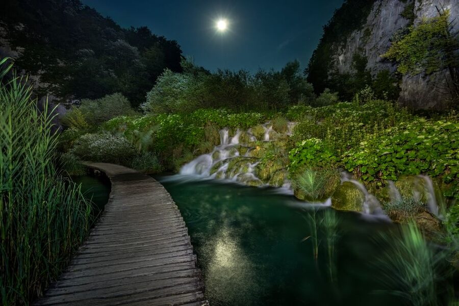Plitvice Lakes Private Guided Tour - Route basics: 16 lakes, travertine waterfalls, and a circular sightseeing loop