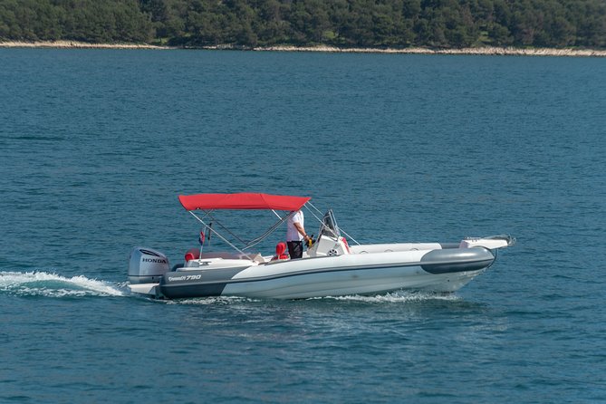 Private Blue Lagoon and island Solta speedboat tour - FULL DAY - Necujam on Šolta: snorkeling over a shipping rack spot