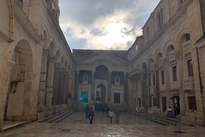 Private History Split Walking Tour in English - Vestibulum details: small space, big story