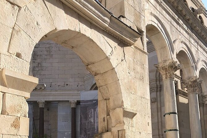 Private History Split Walking Tour in English - Palace substructures: where function changed over time
