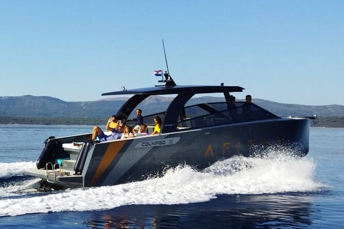 Private Luxury boat from Hvar, Brač and Split - Boat comfort: why “up to 12” makes a difference