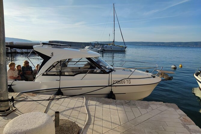 Speedboat transfer from Hvar town (Water taxi transfer) to Airport Split - When you are short on time, this is a smart fit