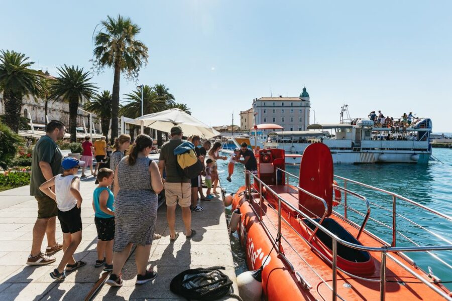 Split: 45-minute Semi-Submersible Submarine Trip - Finding Marijeta at Riva and getting on board smoothly