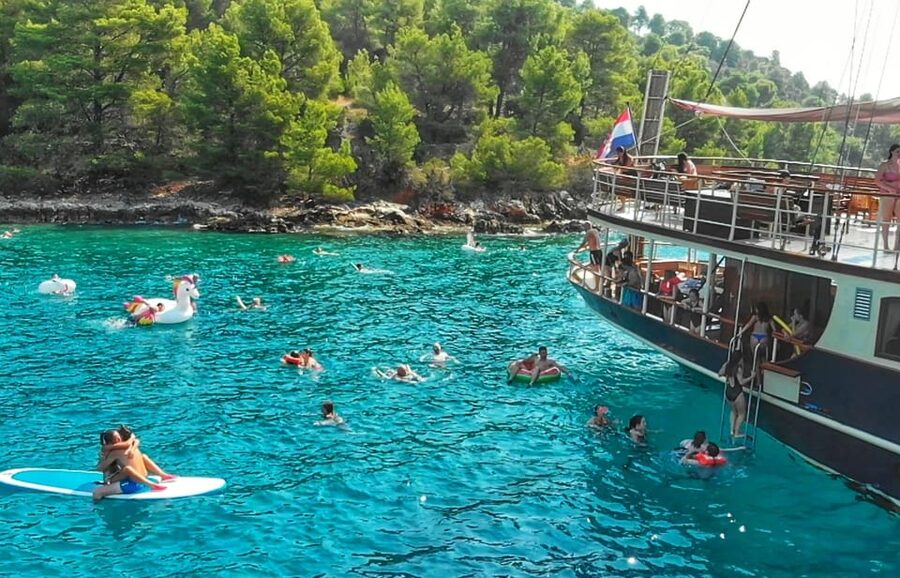 Split: All inclusive Brač & Šolta Island Swimming Cruise - Lunch on the cruise: grilled comfort with an actual dessert