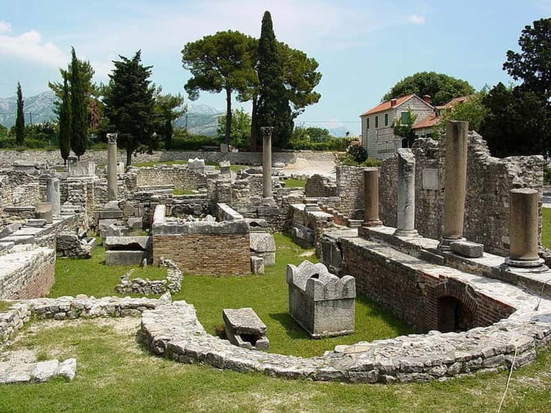 Split and Salona Cultural Heritage Day Tour from Trogir - Roman amphitheater and the coliseum: reading the scale