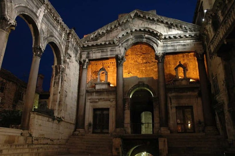 Split and Salona Cultural Heritage Day Tour from Trogir - Getting oriented in Split, the practical way