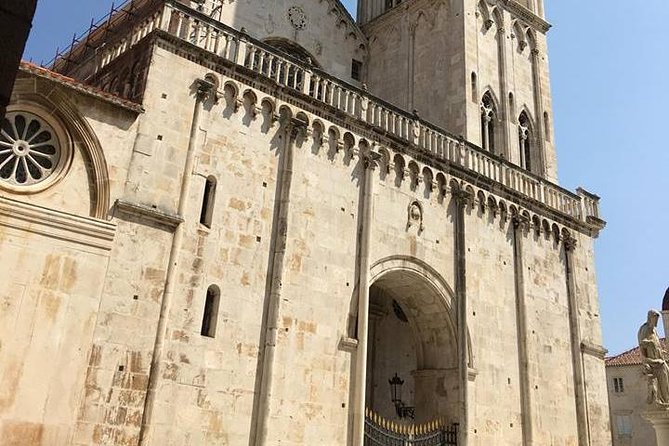 Split and Trogir private tour <em>ideal for cruise ship guests</em> – Key Things You’ll Notice on This Split and Trogir Private Tour’ /></p>
<ul>
<li><strong>Diocletian’s Palace as a living neighborhood</strong>, not just a monument to look at and leave</li>
<li><strong>Trogir Cathedral details</strong> pointed out the way locals actually notice them</li>
<li><strong>Kaštela as seven villages in one city</strong>, a great in-between backdrop on the drive</li>
<li><strong>Private, English-guided pacing</strong> with a driver who works around your schedule</li>
<li><strong>Two guided blocks plus two free hours</strong>, so you get structure and breathing room</li>
<li><strong>Post-tour meal recommendations</strong> to help you eat like a local, not like a tourist in a hurry</li>
</ul>
<h2>Why Split and Trogir Works So Well in One 5-Hour Day</h2>
<p><img width="900" height="601" decoding="async" src=