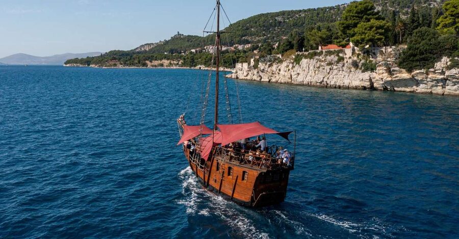 Split: Cruise on Columbo's Pirate Ship "Santa Maria" - The Swim and Snorkel Stops Near Kašuni and Bačvice Beaches