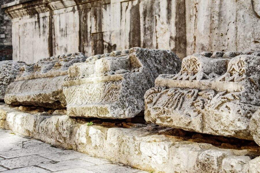 Split Game of Thrones Tour: City of Dragons - Daenerys, dragons, and corridors tied to key moments