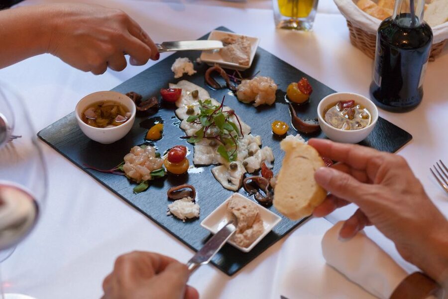 Split: Historical & Gastro Treasures Tour with Green Market - Timing and meeting details, including the afternoon swap