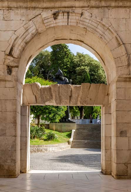 Split: Jewish Heritage & Diocletian's Palace Walking Tour - Meeting at South Tours Travel Agency and getting oriented fast