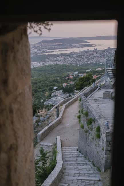 Split: Klis Sunset Sightseeing Bus Tour - Guides and audioguides: how the tour keeps moving