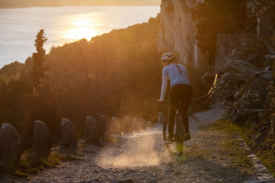 Split: Old Town and Marjan Park Bike Tour - Rolling into Marjan Forest Park: the calm part of Split