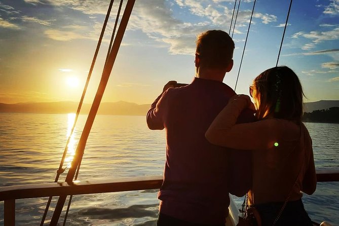 Split Sunset Cruise With Live Music - Onboard Comfort: Toilets, WiFi, and Where You Can Sit