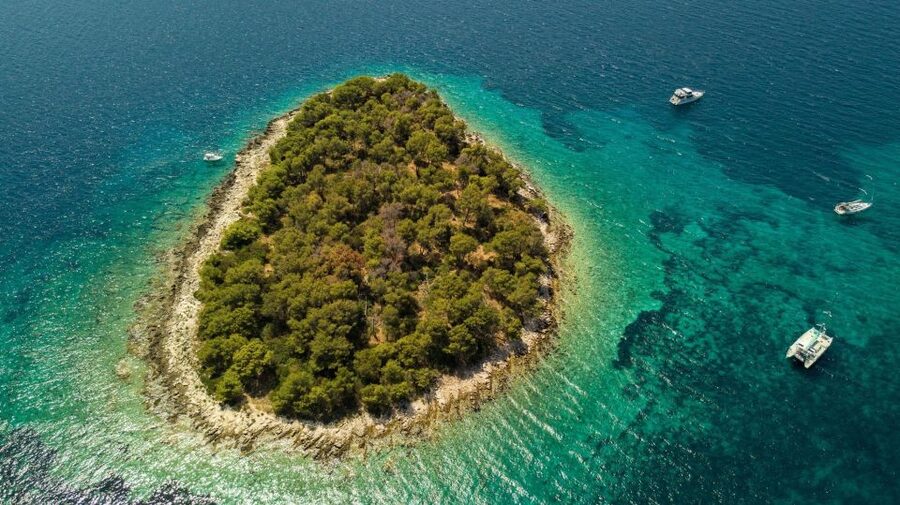 Split & Trogir: Private Blue Lagoon & Wine Tasting Boat Tour - Stomorska: Waterfront Village Time and a Lunch You Choose