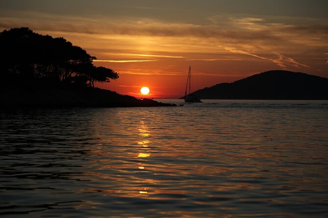 Sunset Sailing Tour on the Pakleni Islands - What to pack so the sunset stays easy