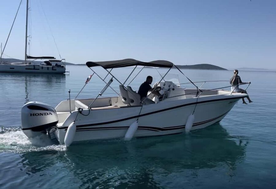 Trogir: Blue Lagoon and 3 Islands Speedboat Tour - From Kamerlengo Castle to Drvenik Veli: what the fast start feels like