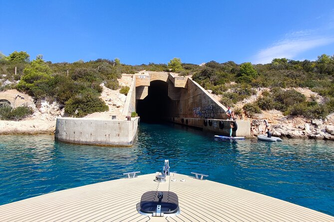 VIS Island (Mamma Mia Island) PRIVATE TOUR - What’s included on board: Snacks, drinks, Wi-Fi, shower, and snorkeling kit